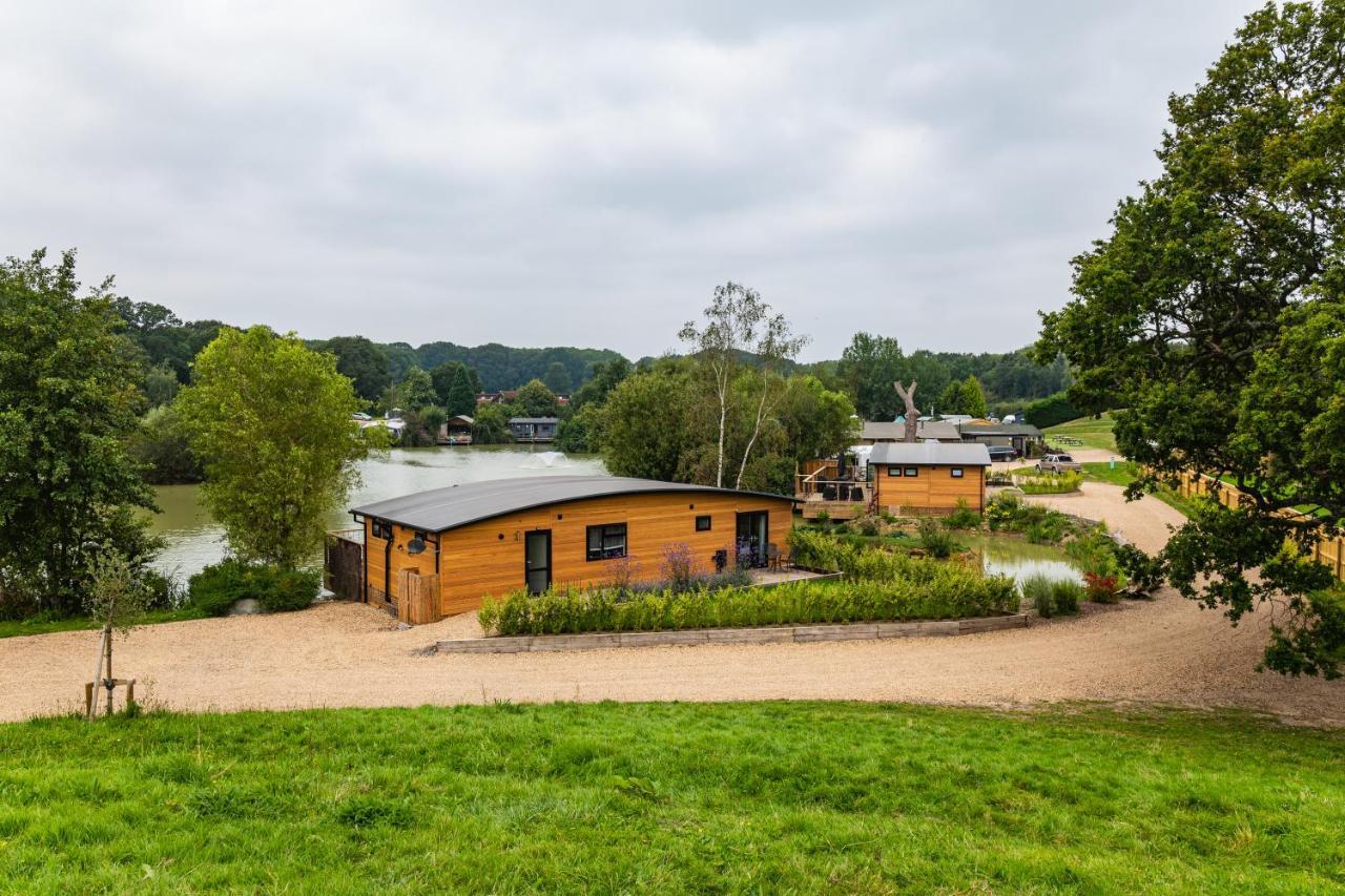 ホテル Sumners Ponds Fishery & Campsite ホーシャム エクステリア 写真