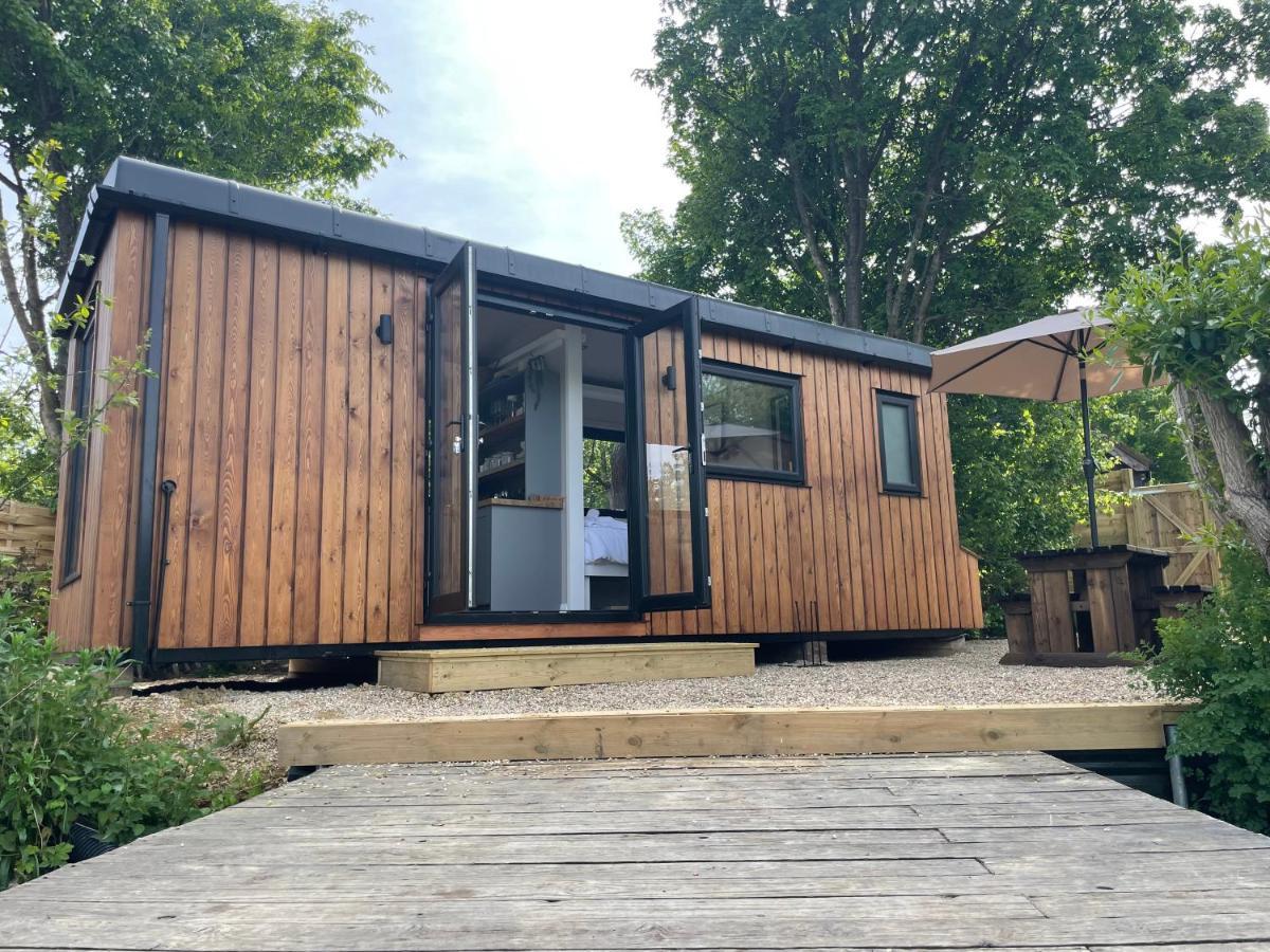ホテル Sumners Ponds Fishery & Campsite ホーシャム エクステリア 写真