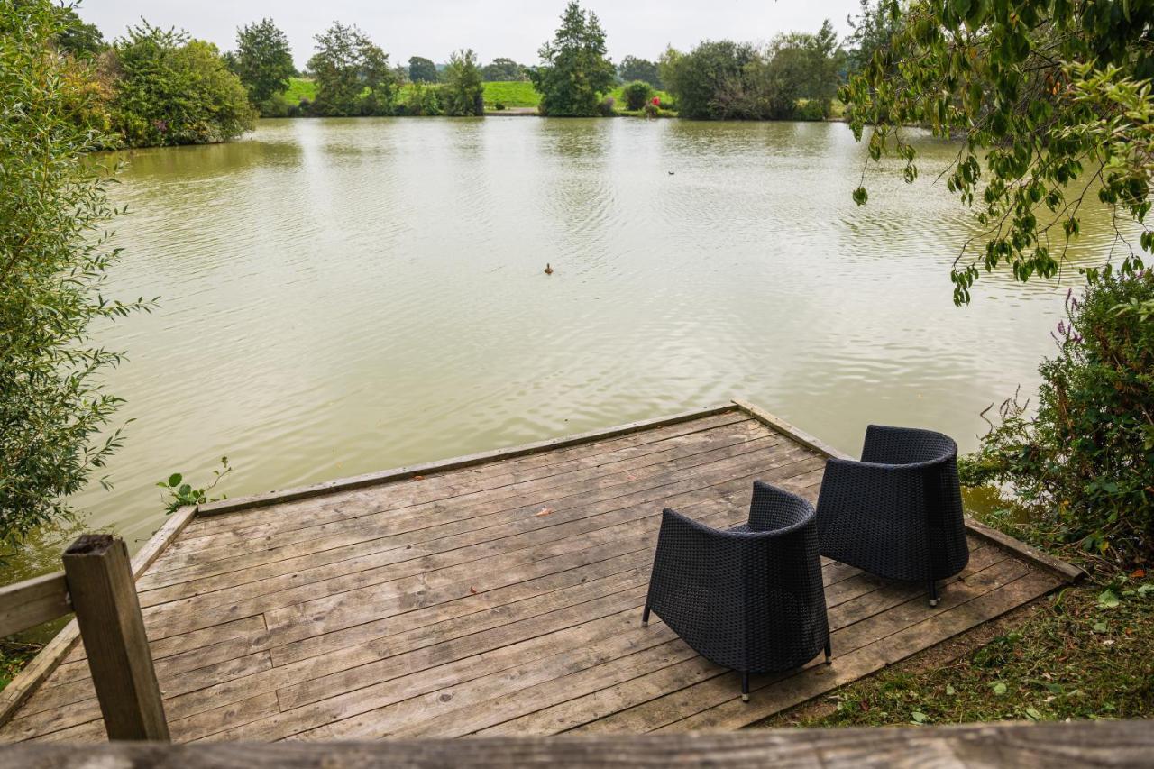 ホテル Sumners Ponds Fishery & Campsite ホーシャム エクステリア 写真