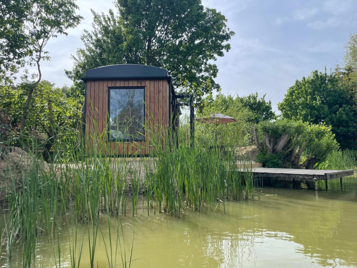 ホテル Sumners Ponds Fishery & Campsite ホーシャム エクステリア 写真