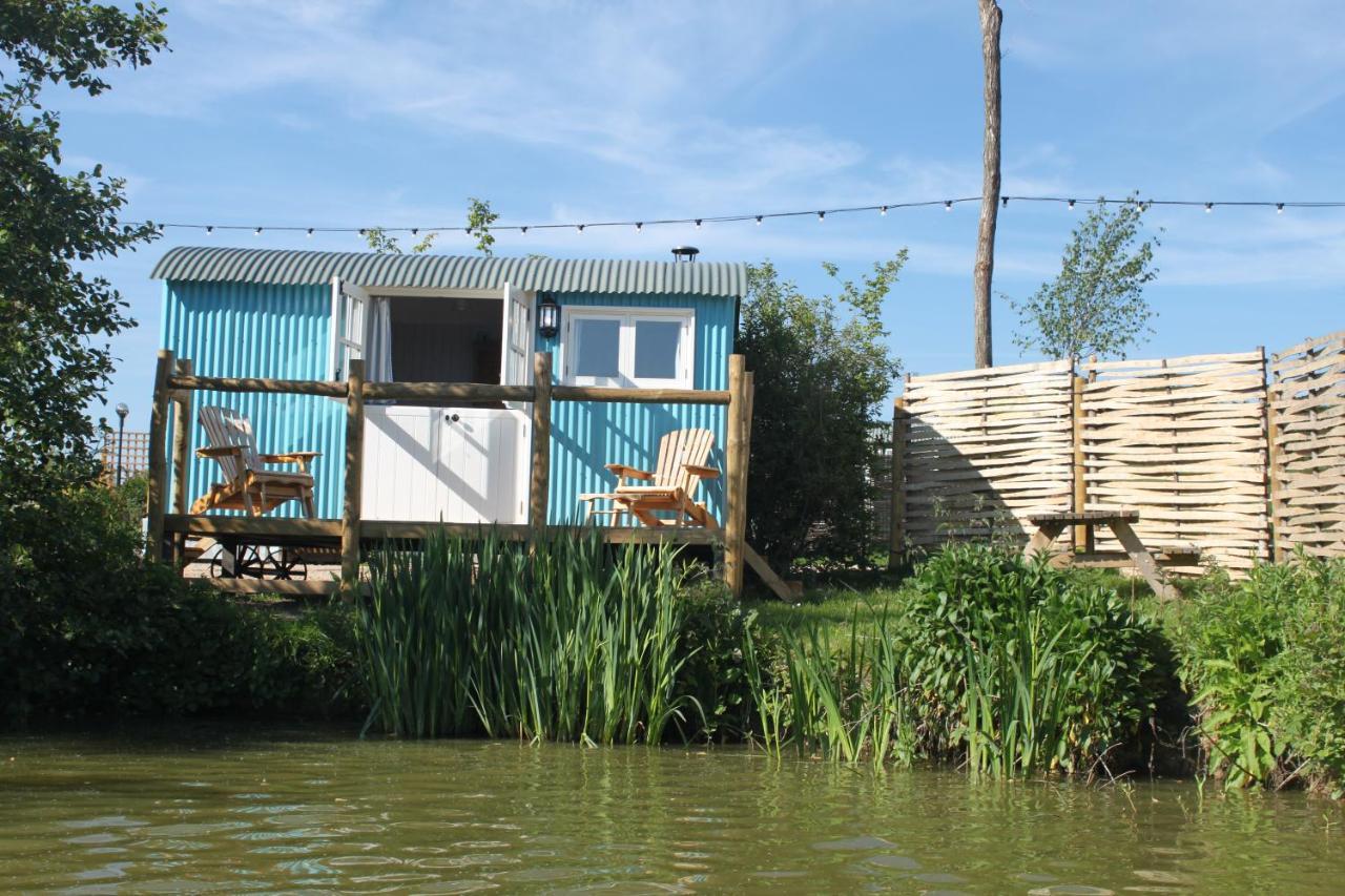 ホテル Sumners Ponds Fishery & Campsite ホーシャム エクステリア 写真