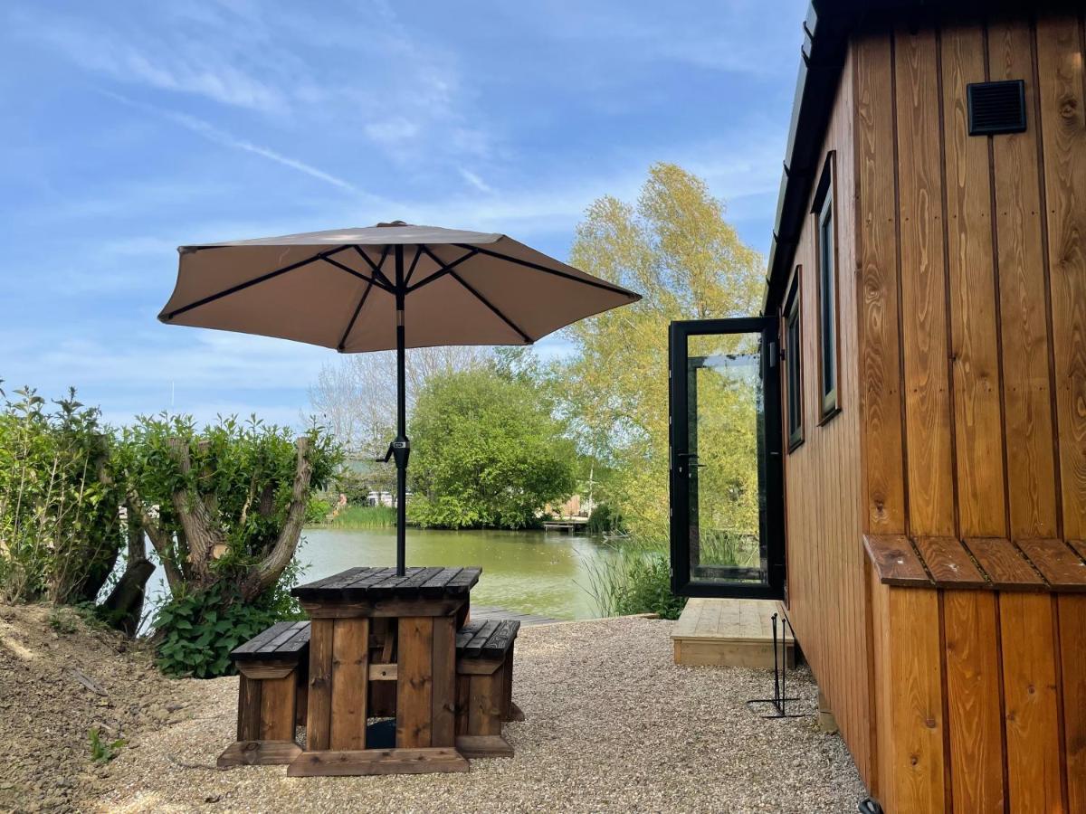 ホテル Sumners Ponds Fishery & Campsite ホーシャム エクステリア 写真