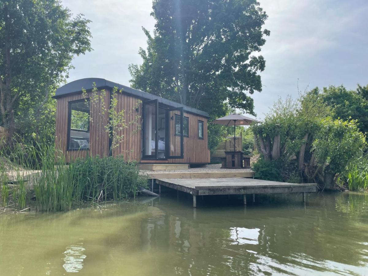ホテル Sumners Ponds Fishery & Campsite ホーシャム エクステリア 写真