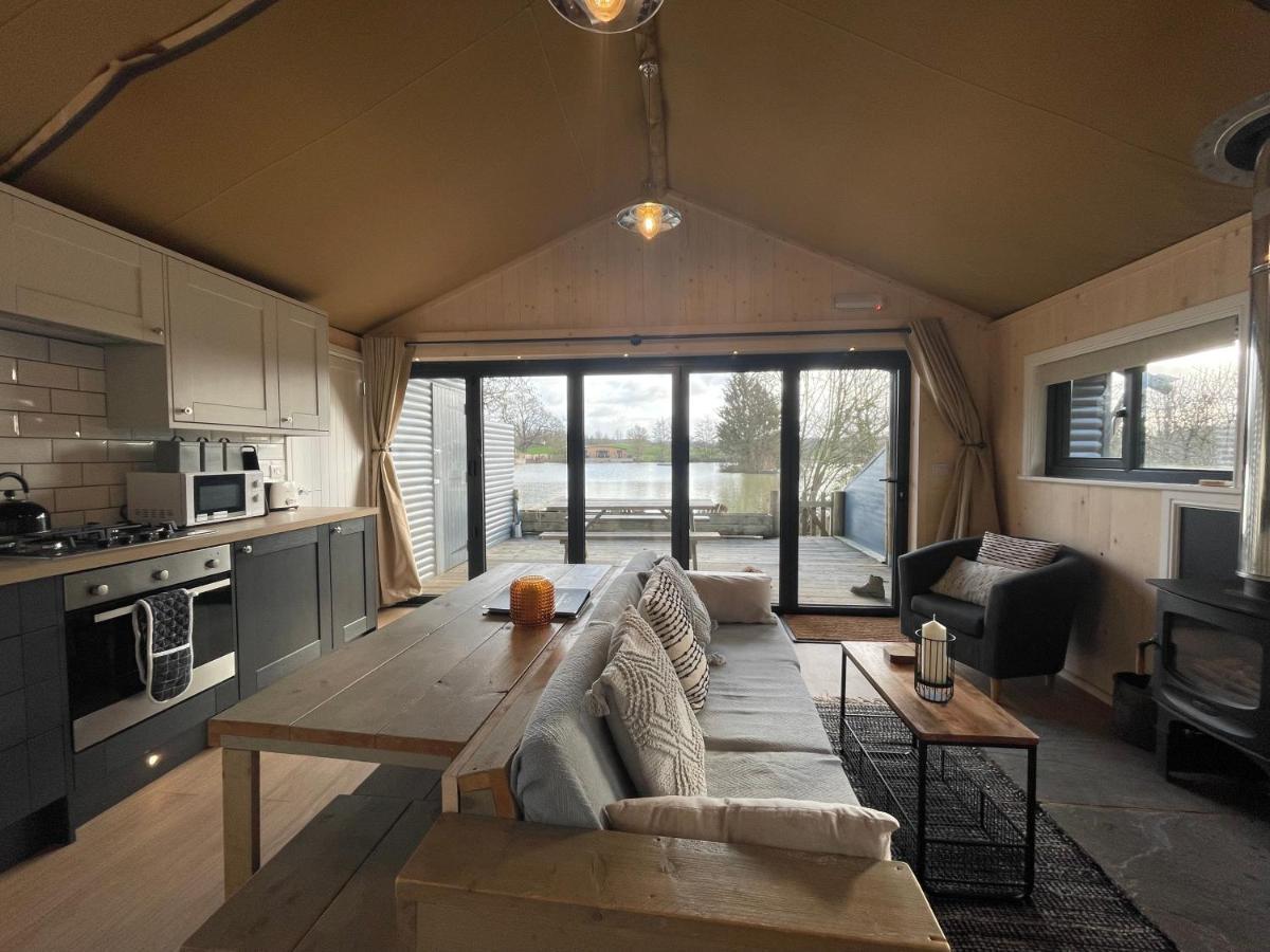 ホテル Sumners Ponds Fishery & Campsite ホーシャム エクステリア 写真
